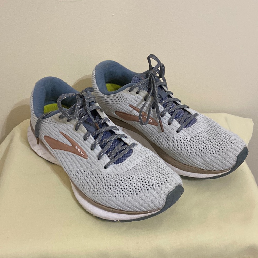 Brooks Revel 3 running shoe sz 8.5 Natural/copper color, great for running.